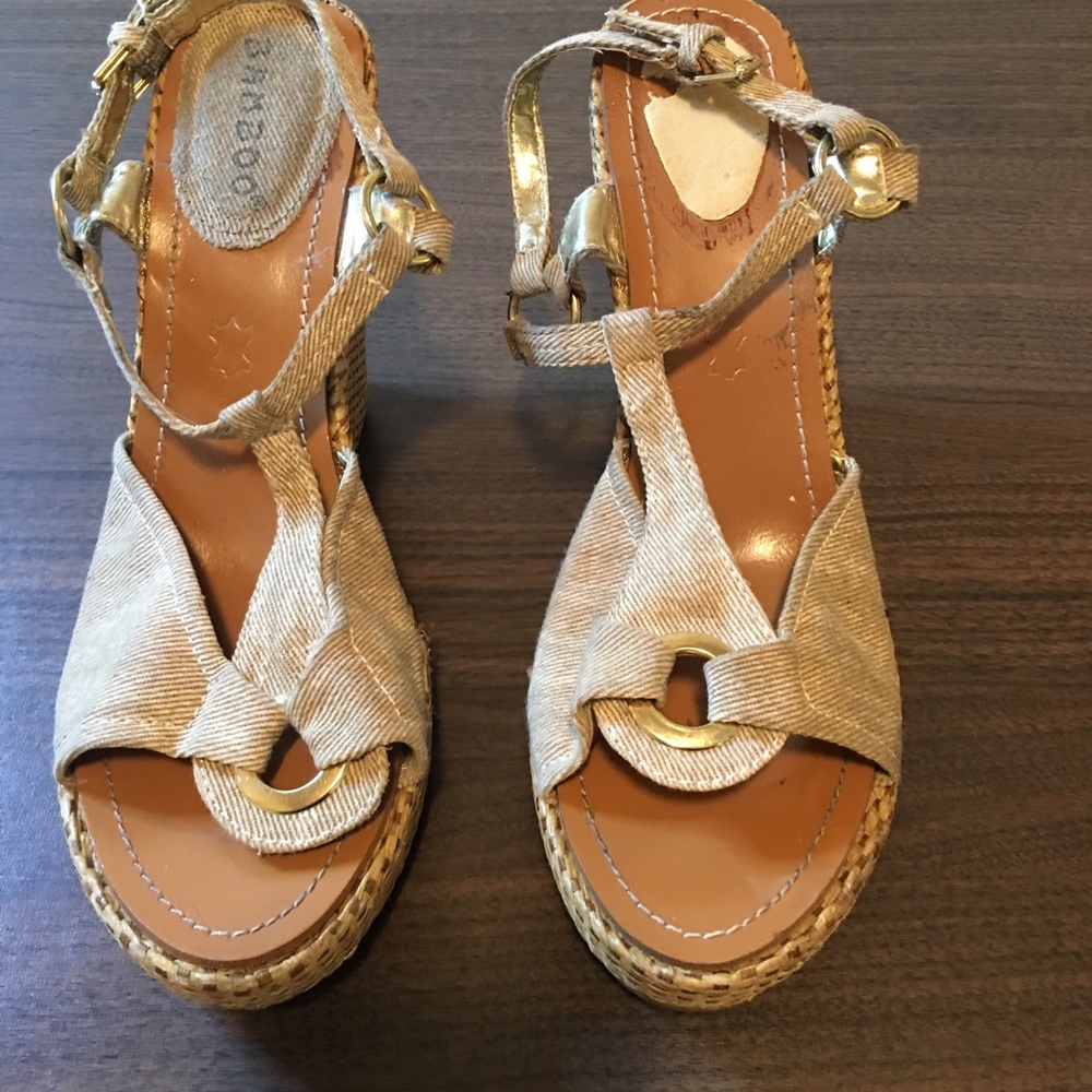 GREAT LOOKING TAN WEDGES